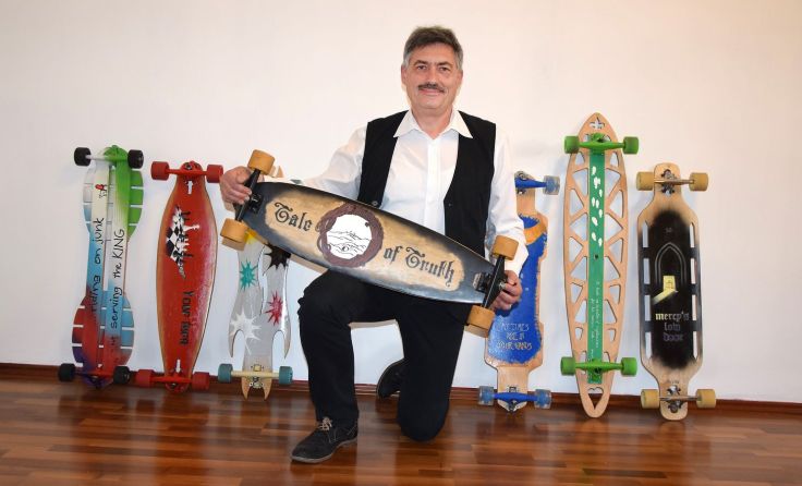 Klaus Kudella mit einigen seiner "abgefahrenen Botschaften". Foto: Josef Aigner