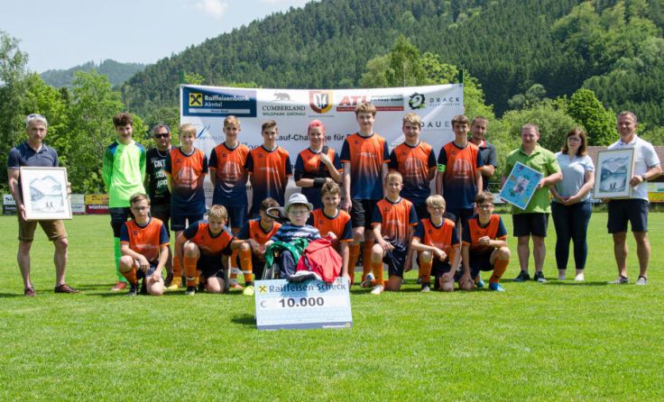 Scheckübergabe (Foto: SV Scharnstein)
