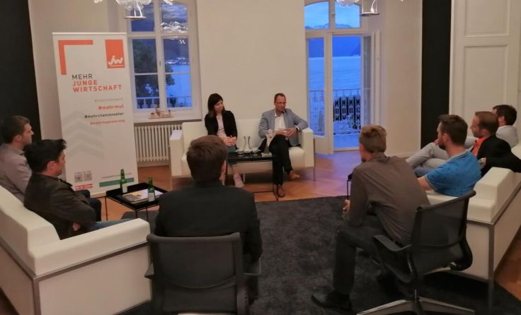 Die Jungunternehmer stellten Tina und Martin Ettinger viele Fragen. (Foto: WKO Gmunden)