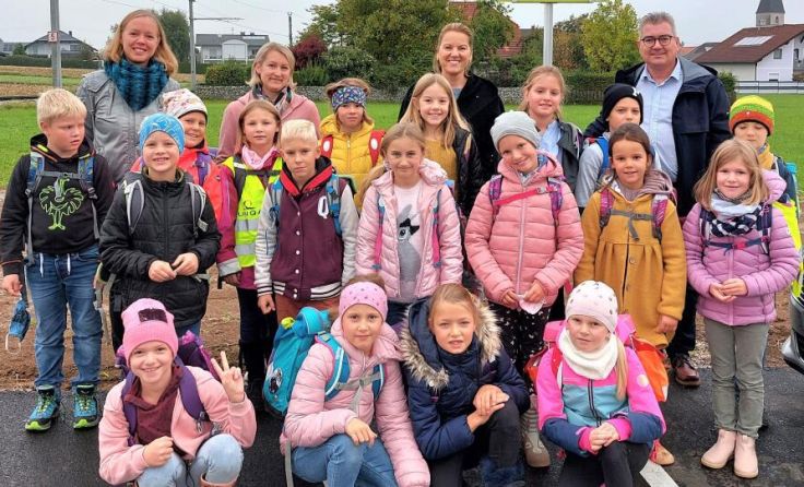 Die Schüler haben die neue Elternhaltestelle bereits inspiziert. (Foto: Gemeinde Kirchham)