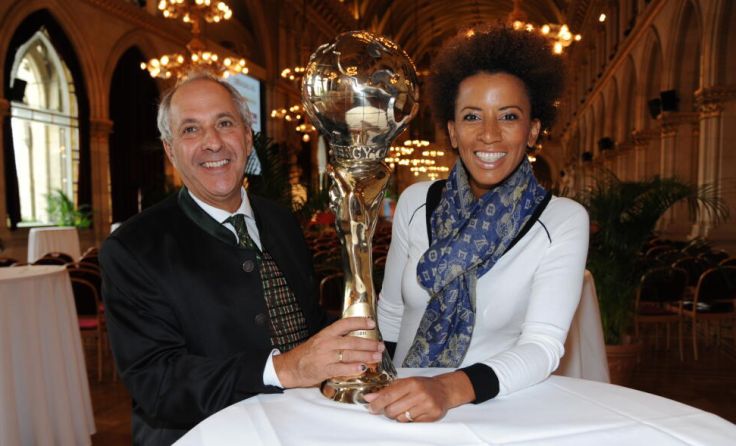 Wolfgang Neumann mit Modertorin Arabella Kiesbauer (Foto: Energy Globe)