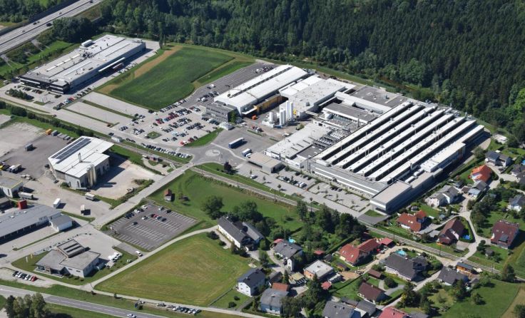 Auch am Standort Vorchdorf werden in den kommenden Wochen Solarpanels montiert. (Foto: Miba)