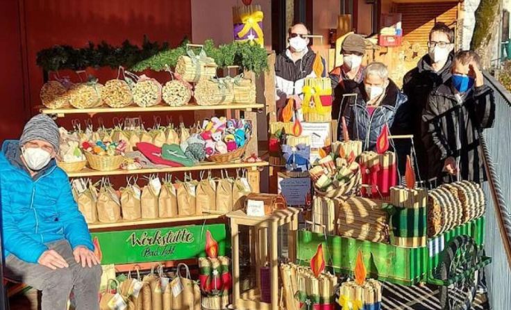 Weihnachtsverkauf vor der Lebenshilfe-Werkstätte Bad Ischl (Foto: Lebenshilfe OÖ)