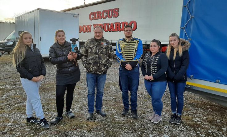 Die Zirkusfamilie muss weiter auf ihren Auftritt warten. (Foto: Archiv Tótj)