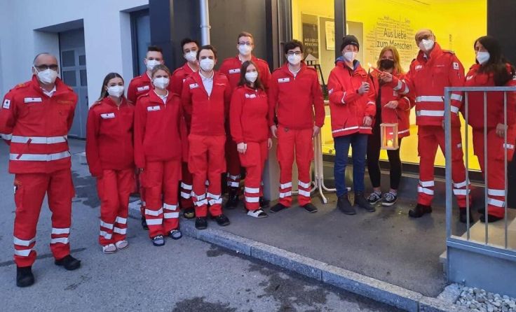 Rotkreuz-Mitglieder aus Scharnstein brachten das Licht nach Gmunden. (Foto: Rotes Kreuz)