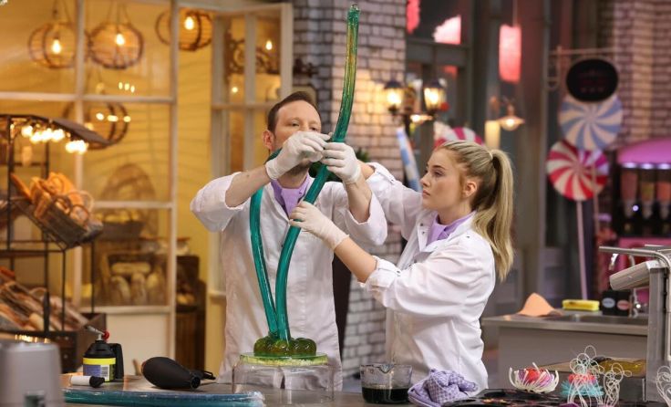 Sarah Hessenberger bei der Teamarbeit mit Martin Studeny (Foto: RTL/Frank W. Hempel)