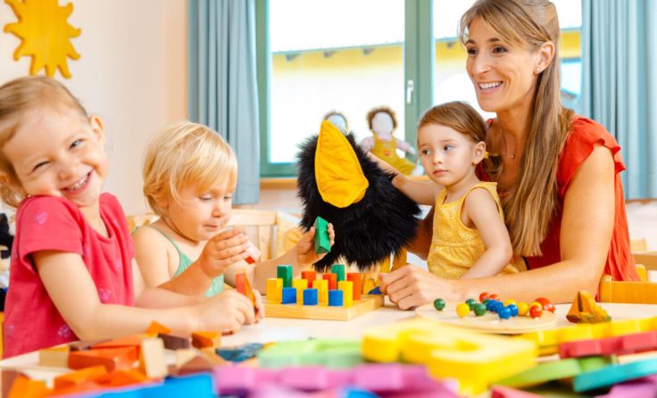Die Arbeitsbedingungen in den Kindergärten werden diskutiert. (Foto: Kzenon/Shutterstock.com)