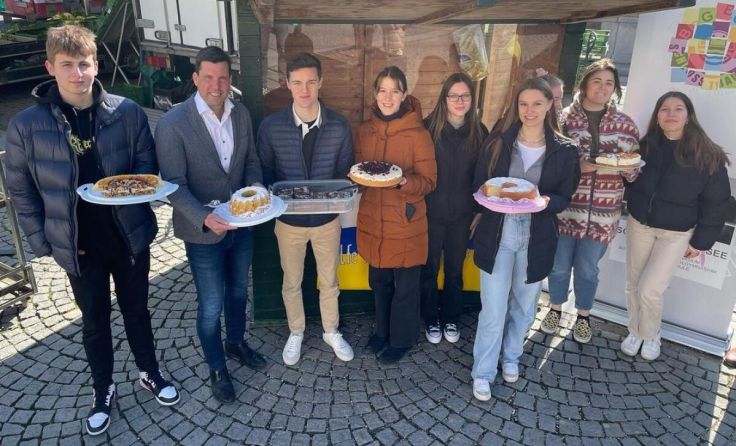 Spontaner Kuchenverkauf zugunsten der Ukraine-Hilfe (Foto: Stadtgemeinde Gmunden)