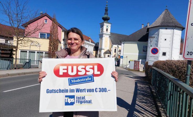 Tips-Leserin Zorica Dukic wurde vom Glücksengerl mit einem Gutschein beschenkt. (Foto: Tóth)