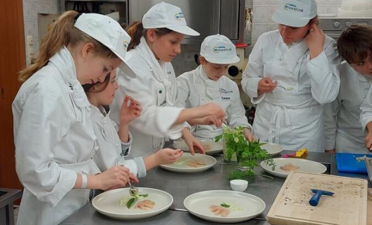 Gemeinsam über Lebensmittel lernen, kochen und genießen (Foto: Dinauer)