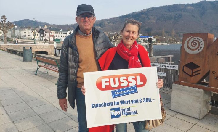 Familie Sturm wurde vom Tips-Glücksengerl mit einem Fussl-Gutschein beschenkt. (Foto: Tóth)