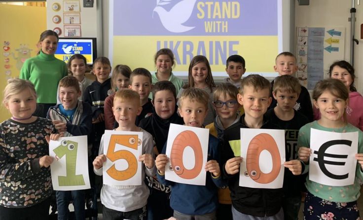 Stolz zeigen die Schüler der 2B die von ihnen erwirtschaftete Spendensumme. (Foto: privat)