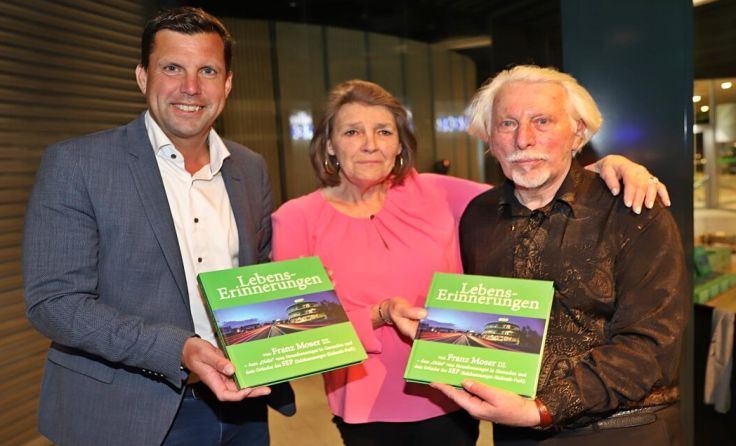 Franz Moser (r.) mit Ehefrau Gerlinde und Bgm. Stefan Krapf (Foto: Hörmandinger)