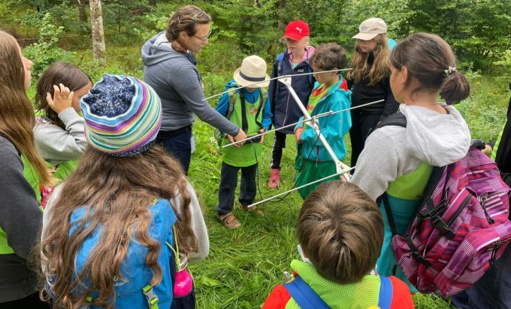 Die jungen Teilnehmer schlüpfen in die Rolle von Forschern. (Foto: KUOÖ)