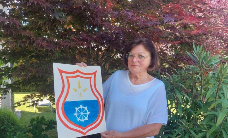 Christl Sammer mit ihrem Original-Entwurf für das Laakirchner Wappen (Foto: Tóth)