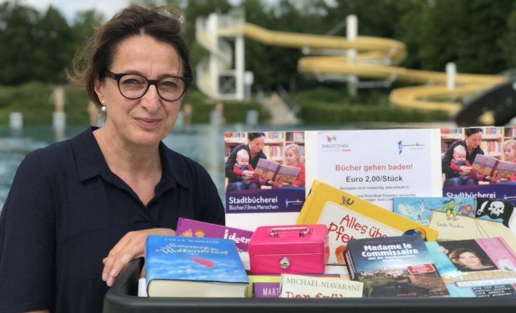 Büchereileiterin Petra Stockhammer lädt ein. (Foto: Hannes Stockhammer)