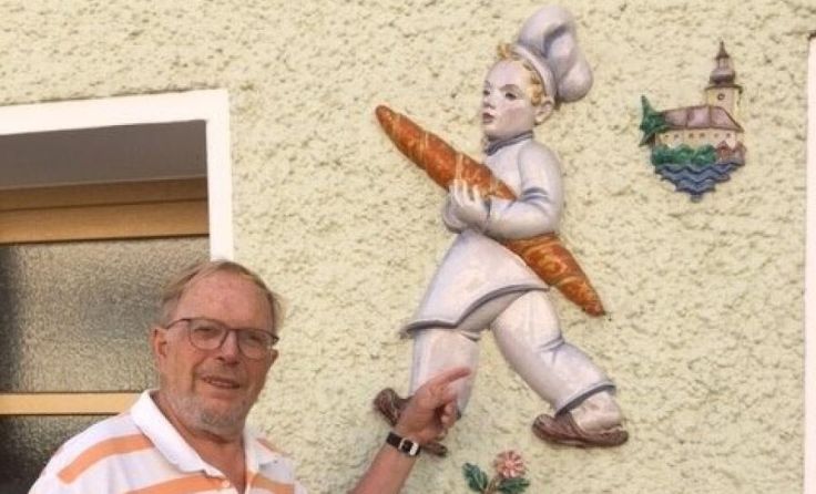 August Mayer mit dem Bäckerbuben vor der ehemaligen Bäckerei Dötl (Foto: Mayer)