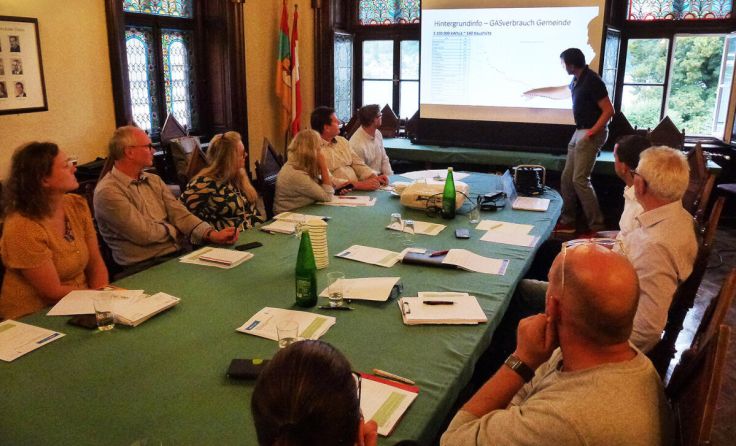 Peter Grundnig bei der Präsentation seiner Verbrauchsanalyse (Foto: Stadtgemeinde Gmunden)