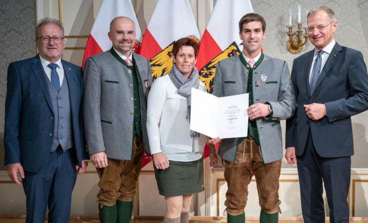 Übergabe der Ehrung an Vertreter der Marktmusik Vorchdorf (Foto: Peter C.Mayr/Land OÖ)