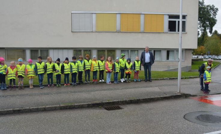 Gemeinsam wird das richtige Überqueren der Straße geübt. (Foto: Stadtgemeinde Laakirchen)