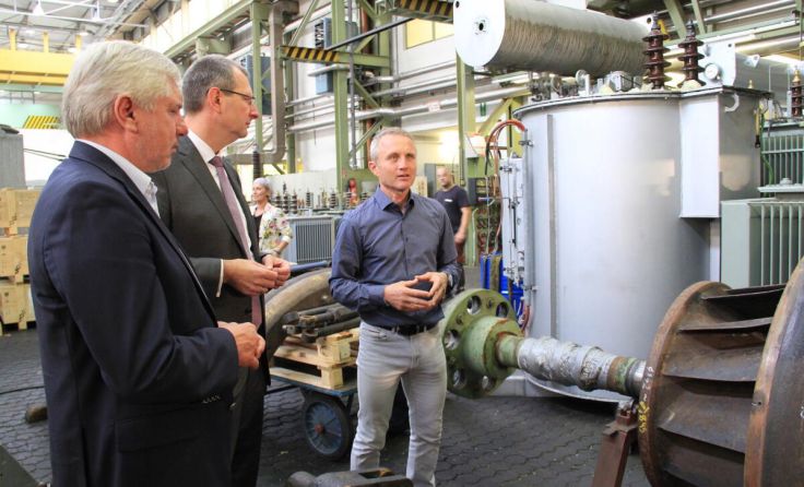 Erhard Prugger, Stefan Stallinger und Dieter Enzenhofer bei der Firmenführung (Foto: Como GmbH)