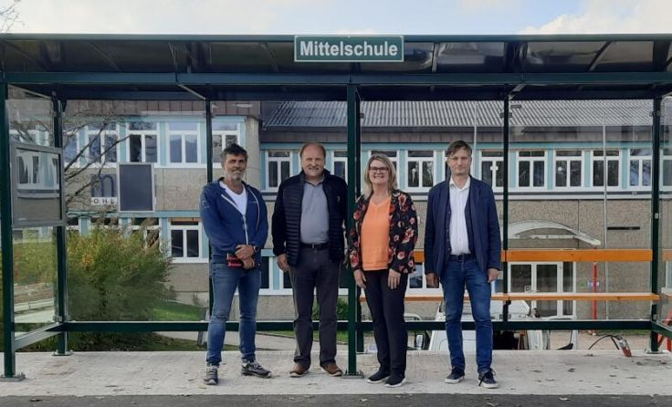 Übergabe des neuen Wartehäuschens (Foto: Gemeinde Ohlsdorf)