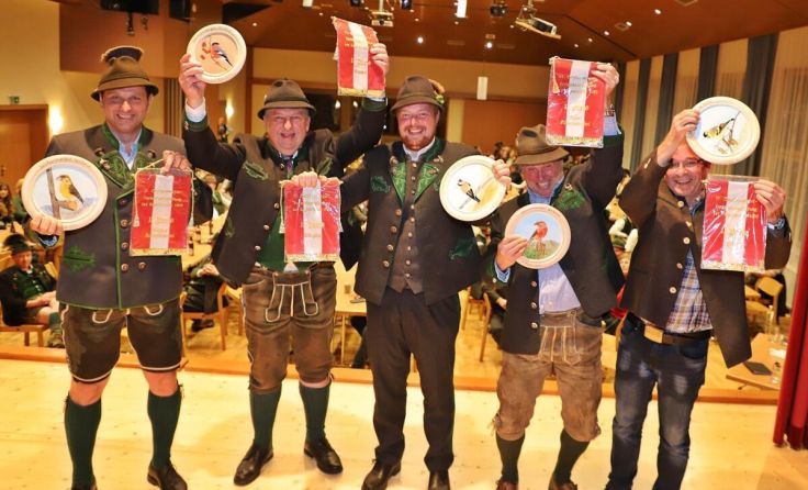 Große Freude über die wiedergewonnenen Fahne (Foto: Hörmandinger)