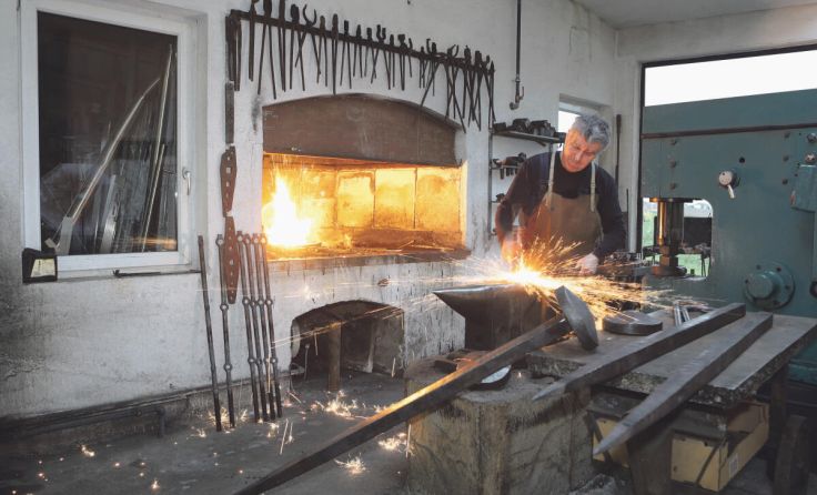 Kunstschmied Stefan Haan beim Fertigen der Nägel (Foto: vorchdorfmedia)