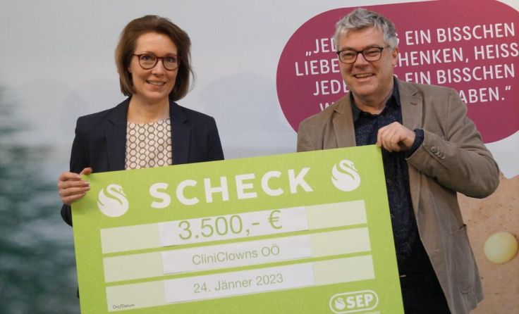 Scheckübergabe Anita Gattinger an Uwe Marschner Leiter der CliniClowns OÖ (Foto: SEP)