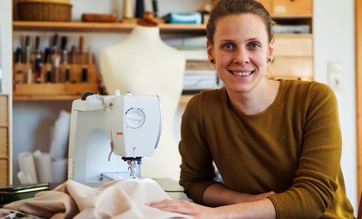 Stefanie Holy betreut das Textil-Repaircafé. (Foto: © Stefanie Holy)