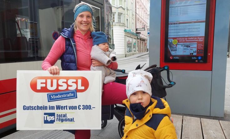 Anna Vanck (mit Felix und Moritz) freut sich über einen Fussl-Gutschein. (Foto: Tóth)