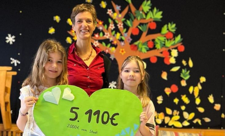 Ida Pöll und Julia Ettinger übergaben die Spendensumme an Sigrid Sadjak (Foto: Claudia Pöll)