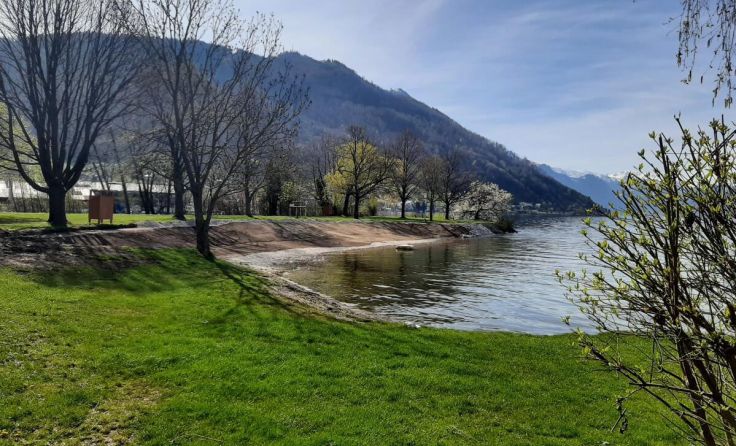 Naturnaher Uferzugang am Badeplatz Weyer (Foto: Tóth)