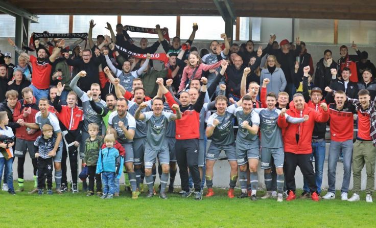 Riesenjubel bei Fans und Spielern der ASKÖ Ebensee (Foto: Hörmandinger)