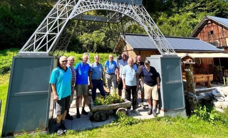 Hallstätter Feuerwehr-Oldies beim Goiserer Eiffelturm (Foto: Engelbert Buttinger)