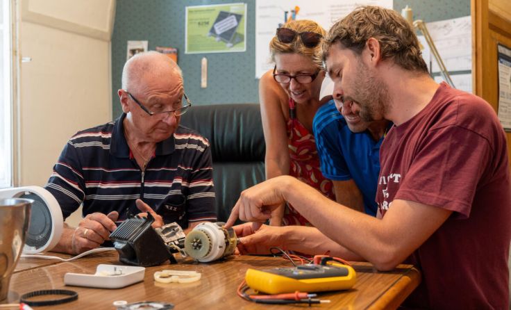 Reparaturhelfer und Interessierte beim Repair Café in Gmunden (Foto: Otelo Gmunden)