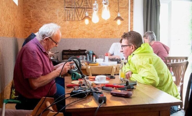 Gemeinsam in gemütlicher Atmosphäre Dinge reparieren. (Foto: privat)