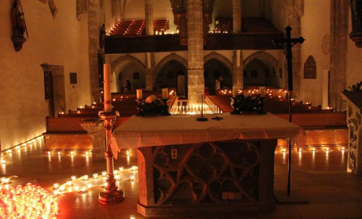 Stimmungsvoll gestalteter Kirchenraum (Foto: Pfarre Laakirchen)