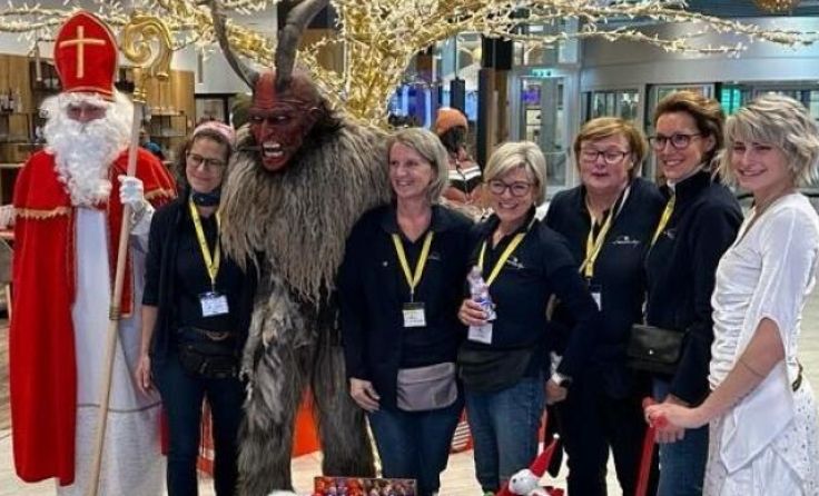 Auch der Nikolaus besuchte den Zweihnachtsmarkt der Lions-Damen. (Foto: Lions Club Traunsee Allegra)
