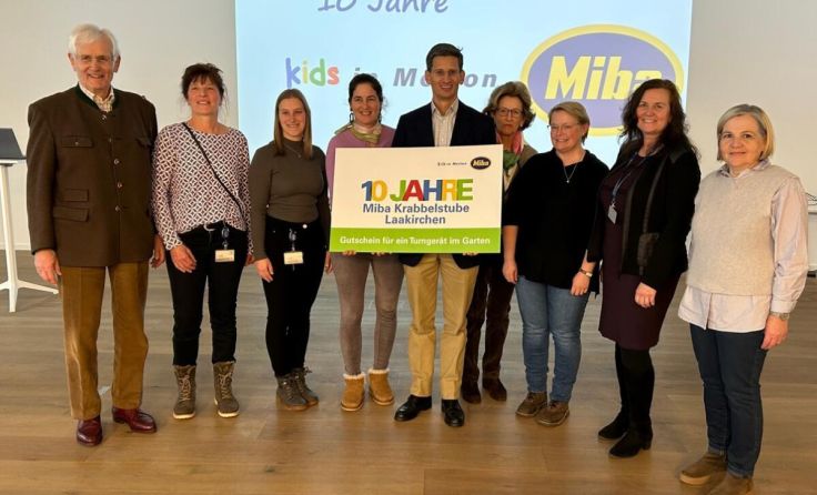 Familie Mitterbauer mit Krabbelstuben-Betreuerinnen (Foto: Miba)