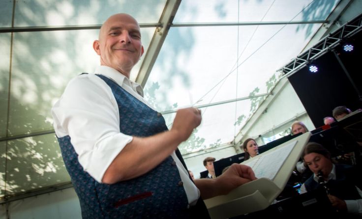 Roland Kastner steht am Dirigentenpult. (Foto: Buchegger)