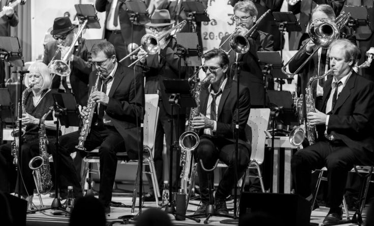 Die RAT Big Band spielt auf. (Foto: Fritz Lachmayr)
