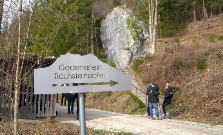 Die Andacht findet beim Gedenkstein statt. (Foto: Peter Sommer Fotopress)