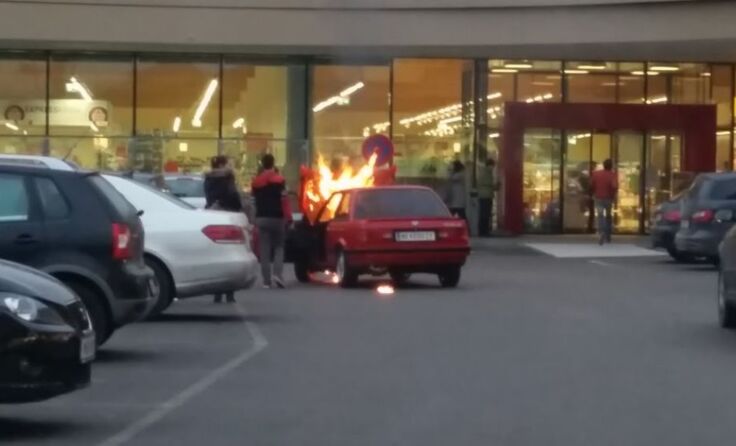Beim Einkaufszentrum fing ein Fahrzeug aus unerklärlichen Gründen Feuer. *Foto: John Haas