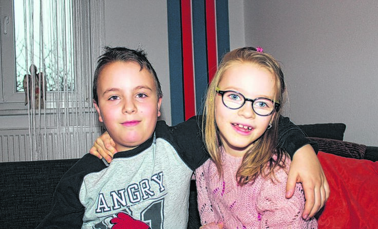 Laura mit ihrem großen Bruder Oliver. *Foto: KiBe