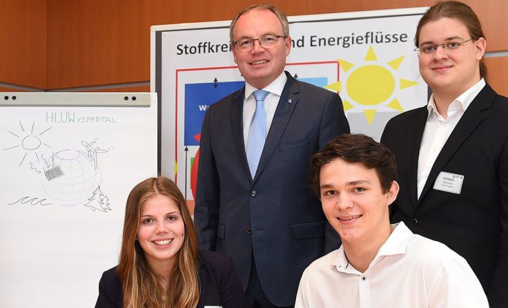 Im Bild Umwelt-Landesrat Stephan Pernkopf mit Schüler der HLUW Yspertal *Fotot: NLK Filzwieser 