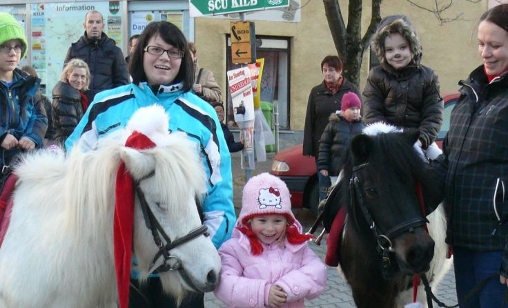 Die Kinder können beim Kilber Advent auch Ponyreiten. 