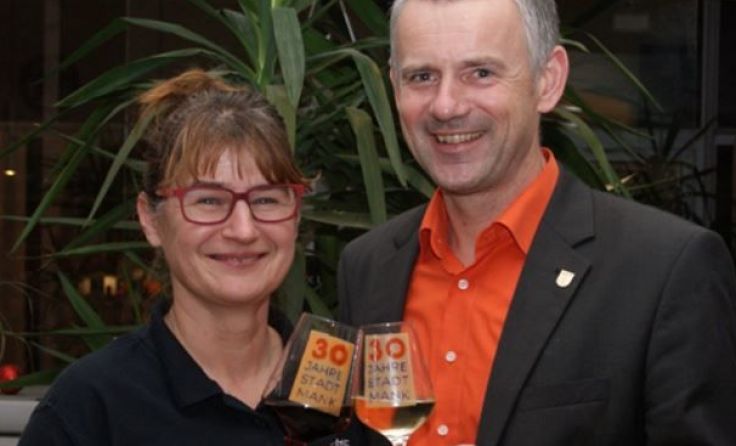 Bürgermeister Martin Leonhardsberger bei der Verkostung des Jubiläumweins.