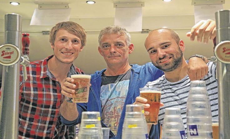 Hinter der Schank (v. l.): Thomas Will, Thomas Sandhacker und Sebastian Kerschner  