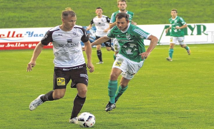 Dominic Rass (links) und seine Ybbser fertigten Mauer klar ab.